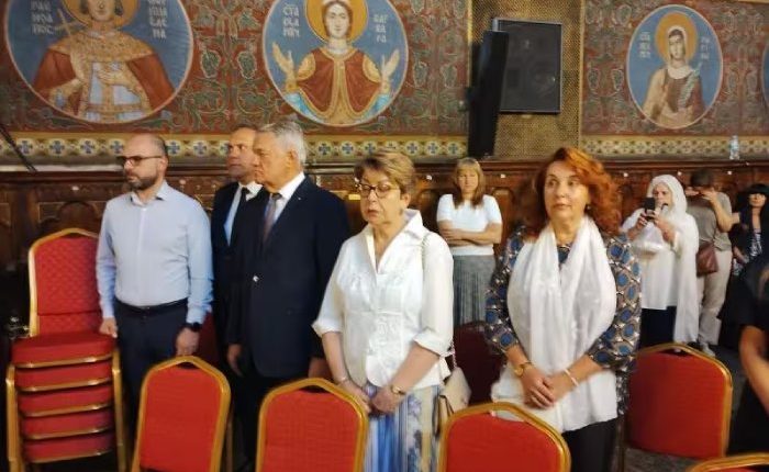 Патриархът прекъсна литургия, защото вярващите освиркват Митрофанова в храма
